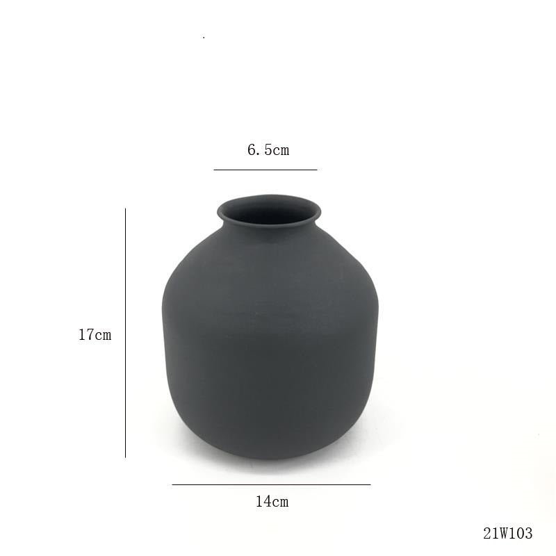 Vase en métal mat